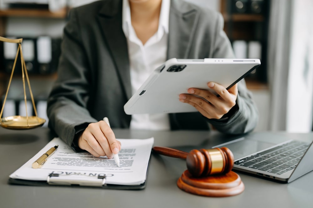 contract dispute lawyer